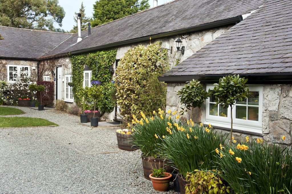 Tros Yr Afon Holiday Cottages And Manor House Beaumaris Oda fotoğraf